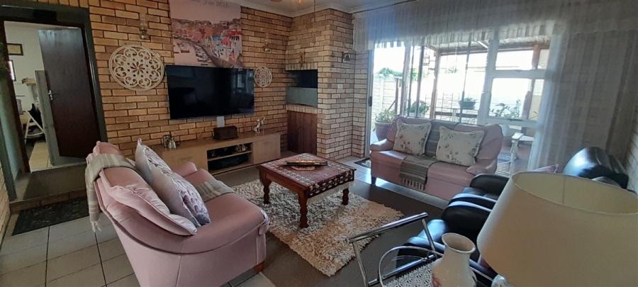 5 Bedroom Property for Sale in Wavecrest Eastern Cape
